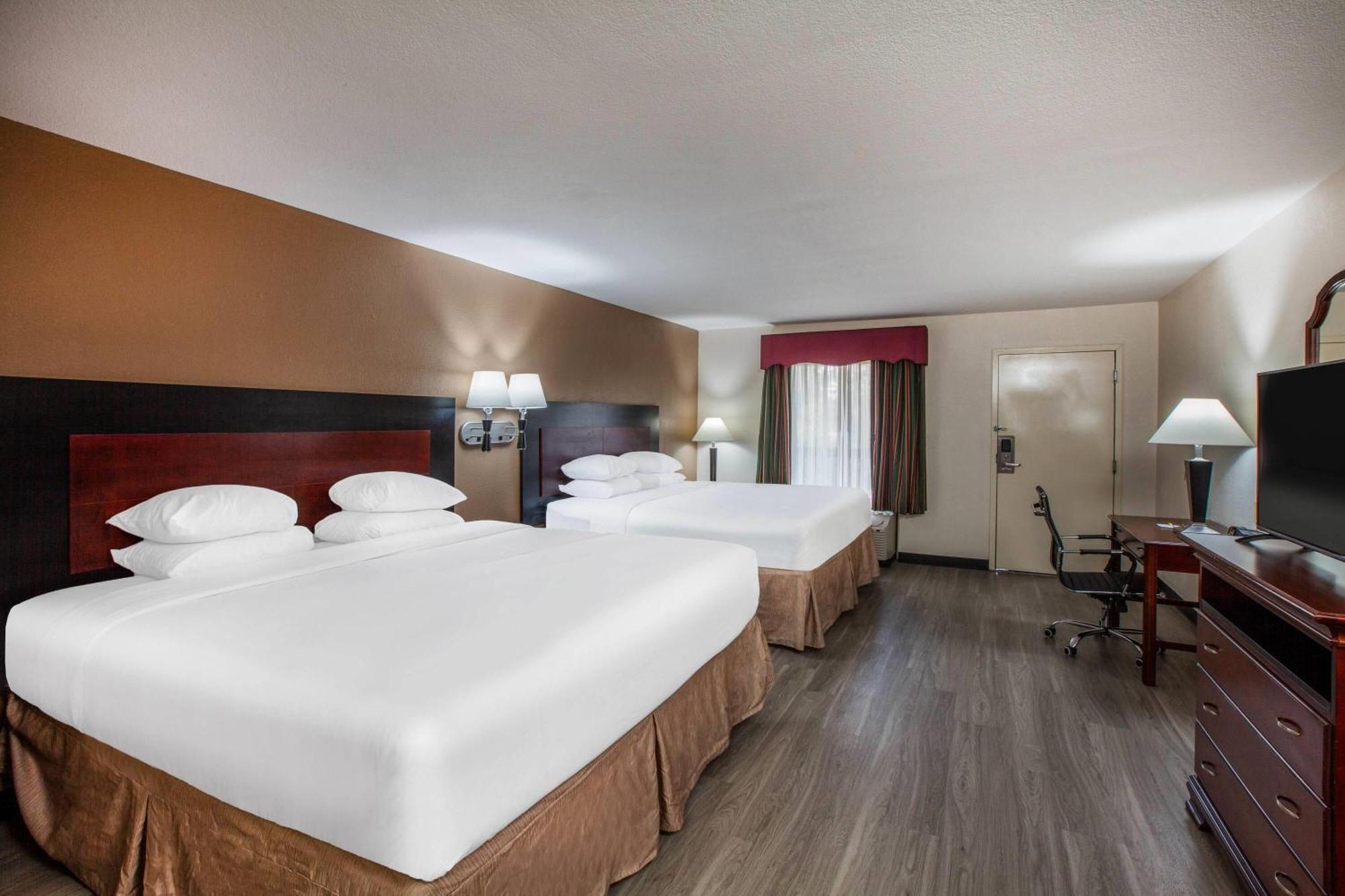 Hotel Days & By Wyndham Tyler